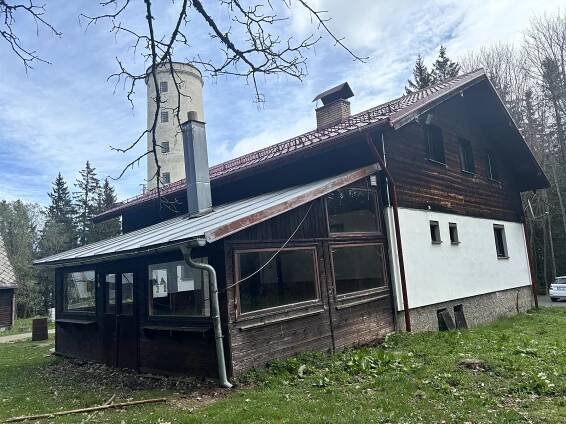 Krátké zprávy z Prachatic: Barevná obřadní síň míří na zastupitelstvo