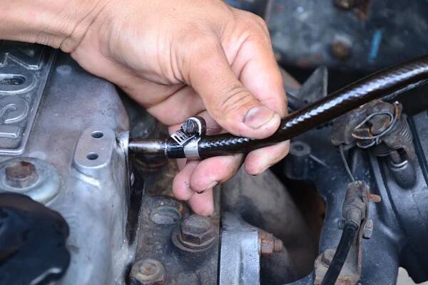 How to Check Engine Vacuum Hoses: 4 Steps (with Pictures)