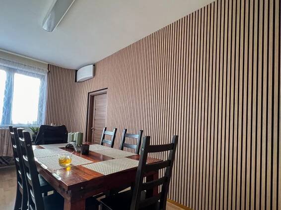 Snížení ozvěny v obýváku s WoodLam panely - Potichu.cz