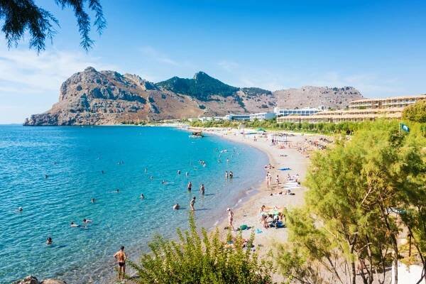 Lidé užívat jejich dovolené v Kolymbia beach (město Rhodos, Řecko) — Stock obrázek