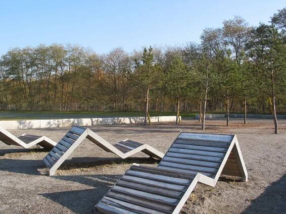 Sitz- und Liegebänke zum Sonnen im Hans-Baluschek-Park.