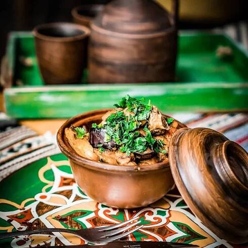 Egyptské snídaně - tradiční egyptské jídlo, středovýchodní jídlo faul medames Je to také ramadán jídlo, a Falafel nebo egyptský falafel. — Stock obrázek