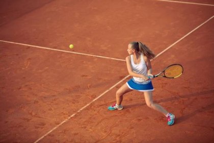 žena hrající tenis na antukovém kurtu, se sportovním oblečením a zdravým životním stylem - tenista - stock snímky, obrázky a fotky