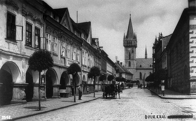 Dvůr Králové nad Labem, ulice z náměstí ke kostelu; před rokem 1919 (sbírka Jiřího Fiedlera).