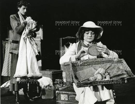 Petronela Dočolomanská-Valentová (Varja), Oľga Solárová (Aňa)