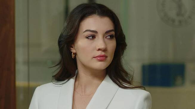 Burcu Özberk - Kraliçe - Episode 1 - Z filmu