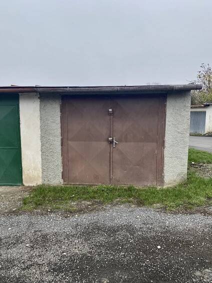 Garáž •MALINOVSKÉHO UL., LUČENEC• - Socha - Reality