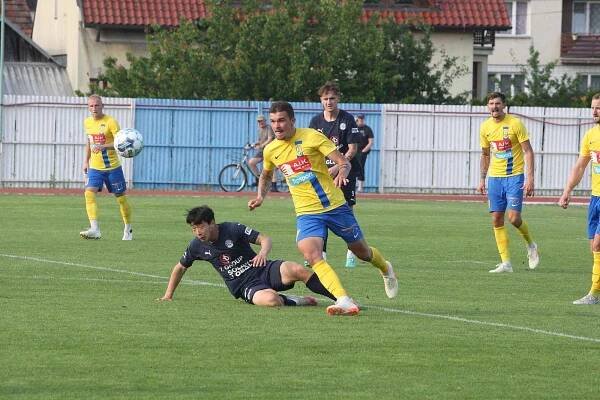 Fotbalisté Slovácka (modré dresy) na hřišti v Hluku remizovali s druholigovou Opavou 2:2.