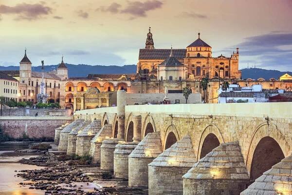 Cordoba, Španělsko na římský most a mešita katedrála