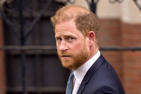 Princ Harry se mimořádně vrátil do Británie. Přijel, aby se soudil
