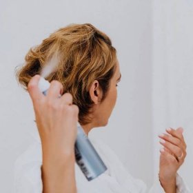 12 tipů na nejlepší lak na vlasy – recenze a diskuze