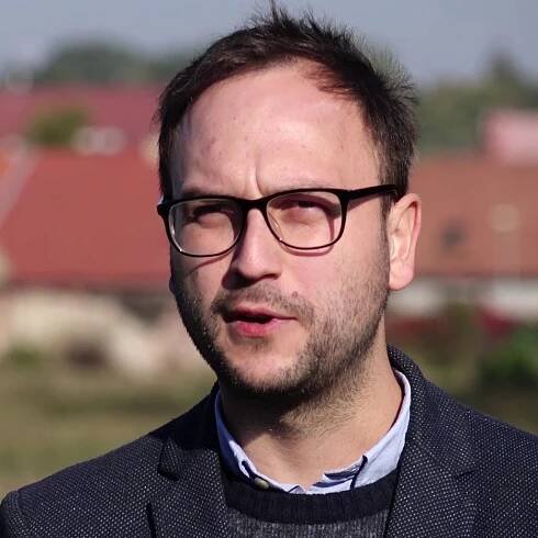 Jan Novotný: Demolice paměti. Reportáž z města, kde si potomci vrahů a obětí dodnes nakukují do oken – Česko-německá novinářská