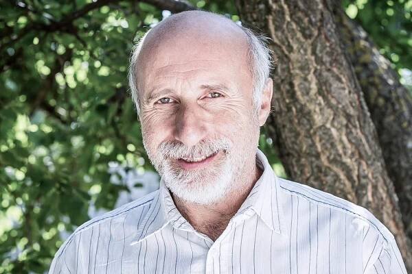 Ak sa Peter Šimun náhodou objaví doma, je to pre rodinu malý sviatok