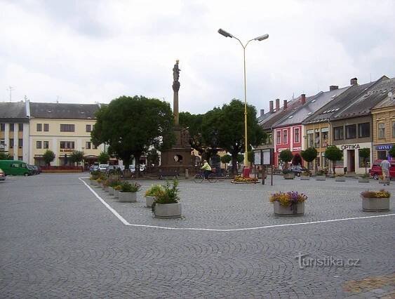 Mohelnice-náměstí Svobody s morovým sloupem a sousoším-Foto:Ulrych Mir.