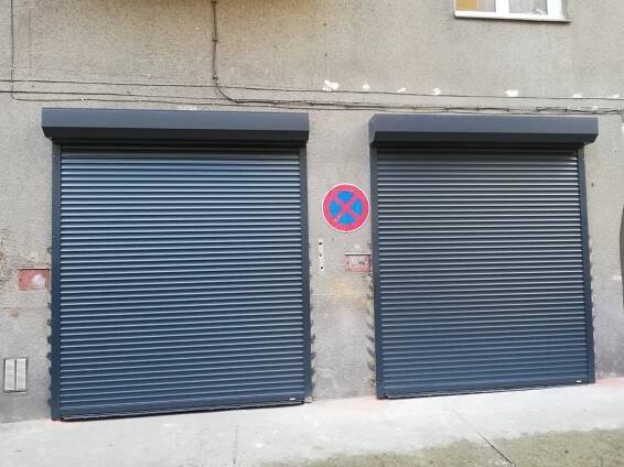 Rolovací garážová vrata Mini v bytové domě - Žaluzie na míru