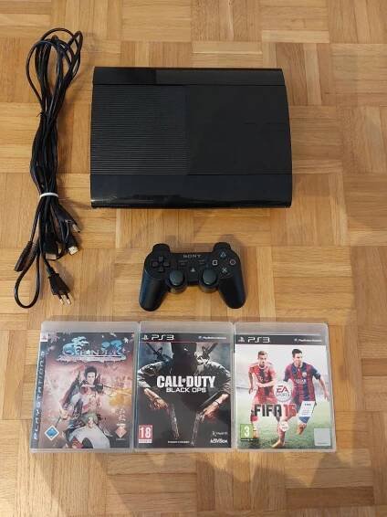 Sony Playstation 3 Super Slim + originalni ovladac + hry - Počítače a hry