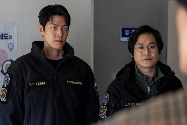 Kim Woo-bin as Lee Jeong-do and Kim Sung-kyun as Kim Seon-min stand in matching officer jackets in the film ‘Officer Black Belt.’