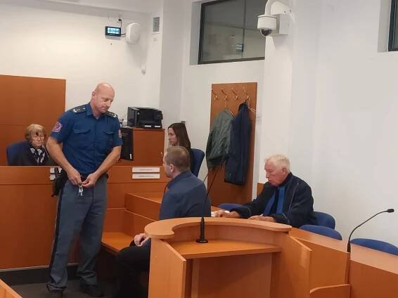 Chtěl vědět, proč spí s jinými. Muže soudí za pokus o vraždu expartnerky
