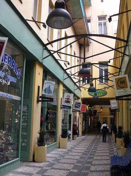 Soubor:100 Palau Hrzán de Harasov, passatge interior.jpg – Wikipedie