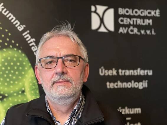 Virolog Libor Grubhoffer: Nejde jen o nás nebo o EU. Očkování je zájem celé planety
