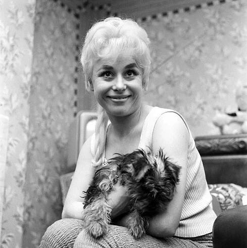 Barbara Windsor At Heathrow Airport Prior To Leaving For A Tv Show In Toronto, Canada, 1971.