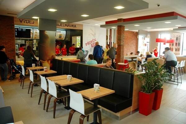 V Mostě se otevřelo první KFC. Chtěla ho hlavně mládež