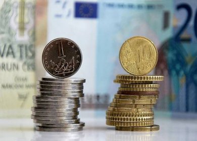 Zajistilo by euro v Česku levnější úvěry a hypotéky?