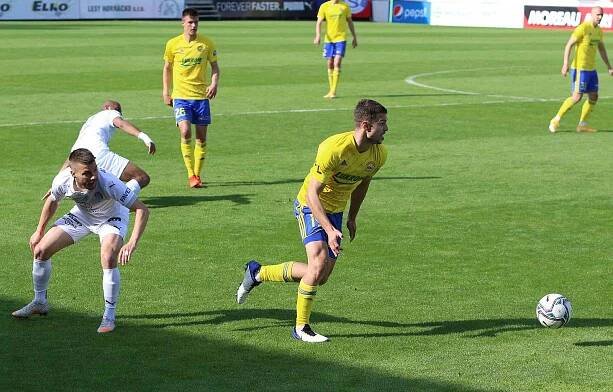 Fotbalisté Slovácka (bílé dresy) zakončili ligovou sezonu v derby se sousedním Zlínem.