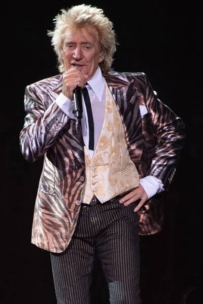 Téměř rekordním mnohootcem je rocker Rod Stewart (78), který během své kariéry stihl zplodit osm dětí. To poslední, syna Aidena (12), přivedla muzikantova třetí manželka Penny Lancaster (52) na svět v roce 2011. Jí tehdy bylo 39, jemu 66 let. Šlo o druhého potomka tohoto páru, o pět let dříve přivítali na svět dceru Alastair (17). Z předchozích vztahů má pak rocker šest dětí - Kimberley (43), Seana (42), Ruby (35), Renee (30) a Liama (28). Šestého potomka, dceru Sarah, která se narodila v roce 1963, dali rodiče k adopci.