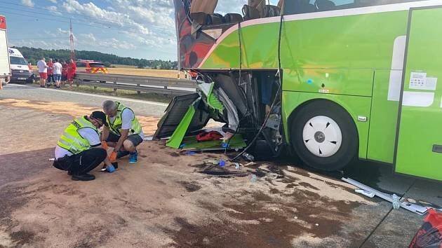 Kdo může za tragickou havárii na D2? Ve hře jsou kolony i řidičská únava