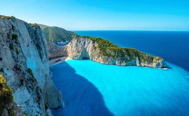 Widok na Navagio Beach z klifu