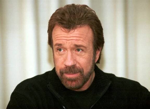 Pane Švábe, přijdu si pro tebe a budeš plakat, vzkázal Lukašenkovi ve videu Chuck Norris