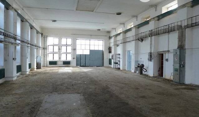 PRONÁJEM VYTÁPĚNÉ DÍLNY 550 m2 S JEŘÁBEM 5 t | Reality.iDNES.cz 
