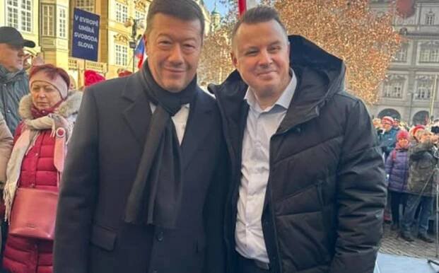 Kauza Okamura. Mandátový a imunitní výbor bez stanoviska, zato na Malostranském náměstí se demonstrovalo na podporu svobody slova