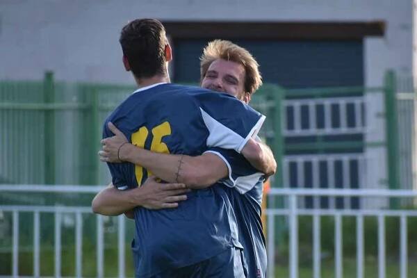 Fotbalisté Březenecké Chomutov (bílá) remizovali doma s 1. SK Jirkov 3:3.