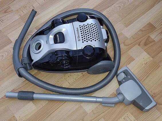 SILNÝ VYSAVAČ ELECTROLUX CYCLONE XL / PLNĚ FUNKČNÍ