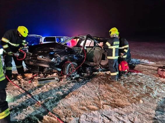 Po nehodě u Krasejovky museli hasiči vystříhat řidiče z auta