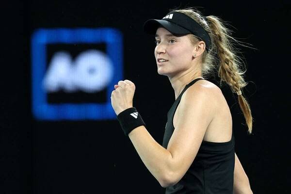 Rybakinová zvládla souboj grandslamových šampionek a jako první prošla do semifinále AO