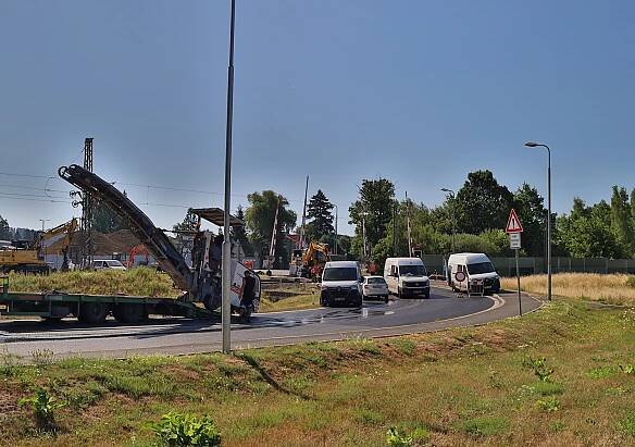 Uzavřeno, objížďka. Chodovou Planou neprojedete, opravují zde železniční přejezd