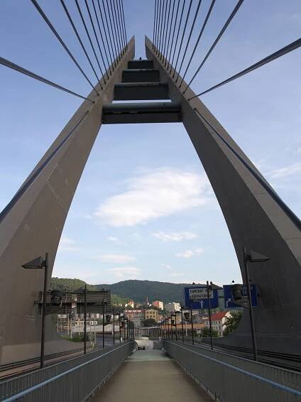 Soubor:Ústí nad Labem - Mariánský most, středová stezka pro pěší na jih obr02.jpg – Wikipedie
