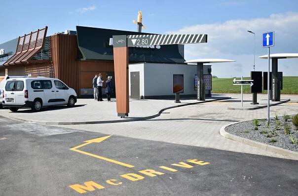 U dálnice D1 už voní hamburgery. McDonald’s na odpočívadle v Mořicích otevřel