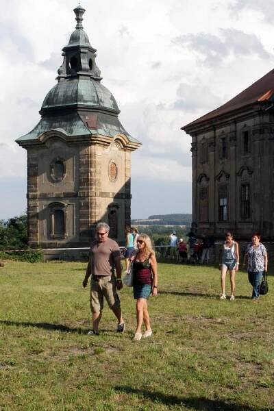 Lidé nahlédli do věží kláštera