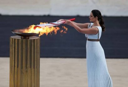 Kněžky předaly čínskému emisarovi olympijský oheň, aktivisté vyzývali k bojkotu her