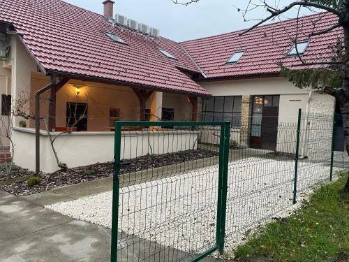 Kamarás Klastrom House (Kamaras Klastrom House) in Mogyoród