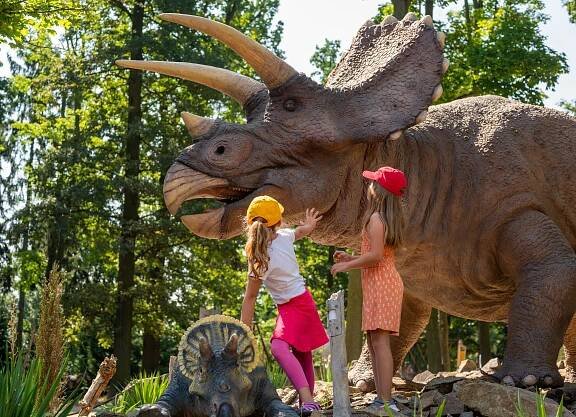 V DinoParku se nově prochází stegosaurus! - Rodinné výlety
