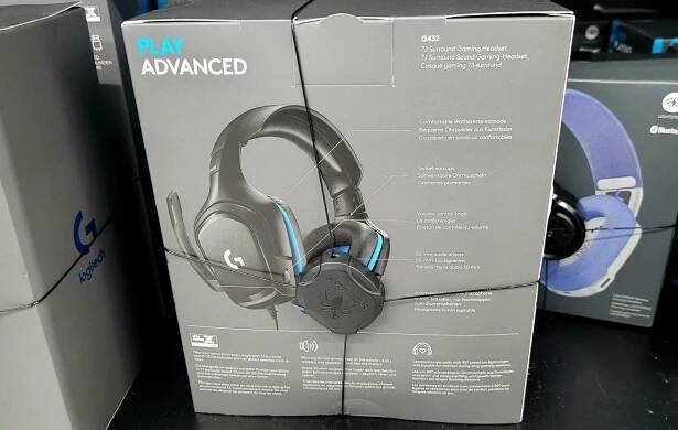 Rückseite eines verpackten 7.1-Headsets mit Infografik neben anderen Produkten.