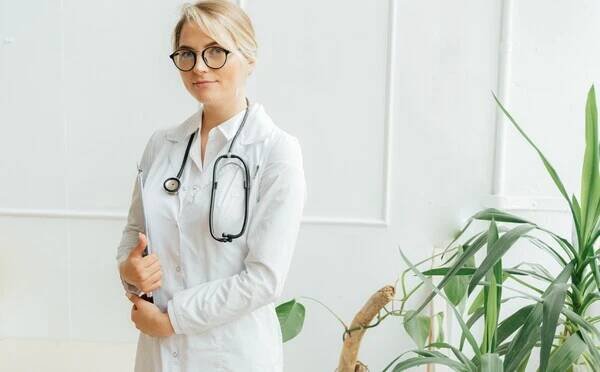 KVÍZ: Tušíš, s čím bys šel*šla za trichologem nebo nefrologem? Otestuj své znalosti lékařských oborů