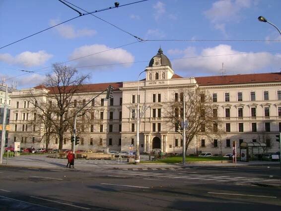 Soubor:Praha-Smíchov-Justiční-palác20111203.jpg – Wikipedie