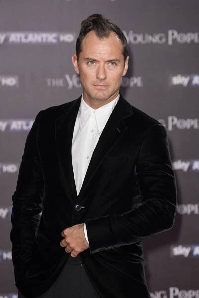 S kouty se už roky potýká například idol žen a hvězda přelomu tisíciletí, herec Jude Law.