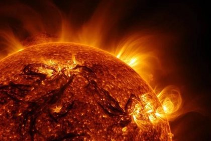 Bezplatný obrázek: Detailní záběr na povrch Slunce s horkou erupcí